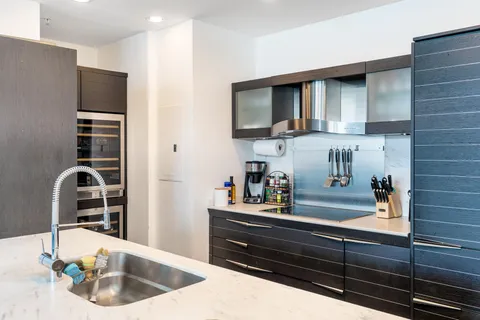 $975,000 | 200 Biscayne Blvd Way, Unit 4812, Miami, FL 33131