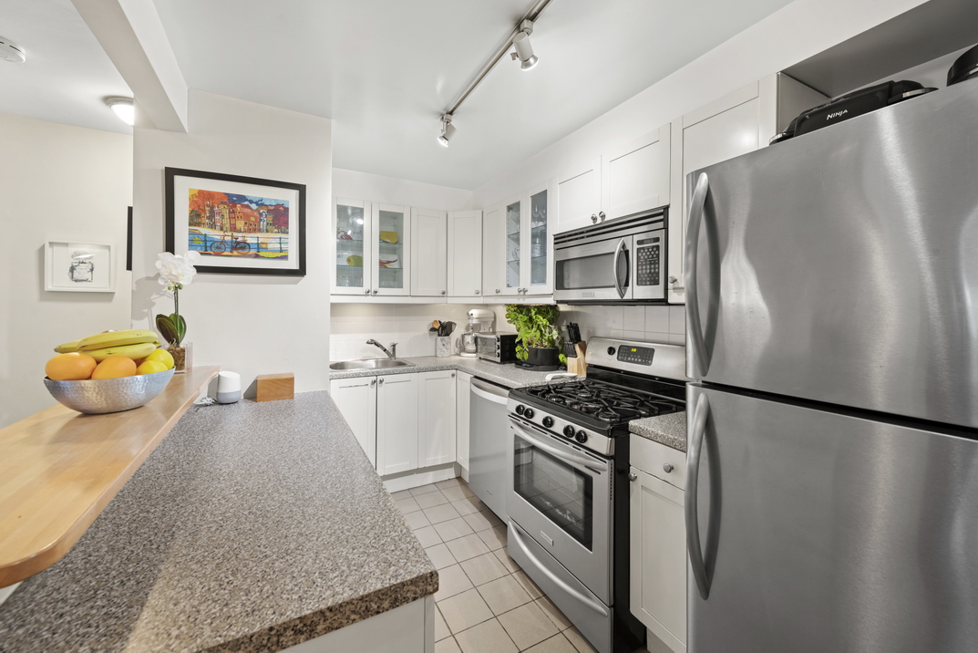 301 East 69th Street, Unit 7C Manhattan, NY 10021 - Photo 5 of 9