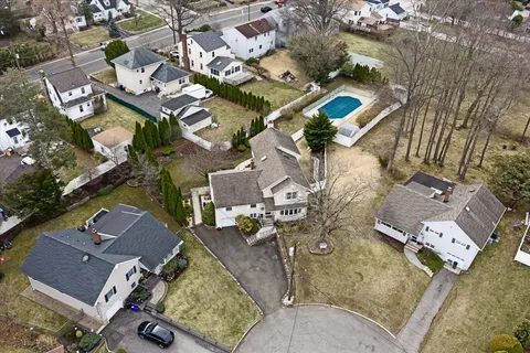 $899,000 | 40 Catherine Court, Cedar Grove, NJ 07009