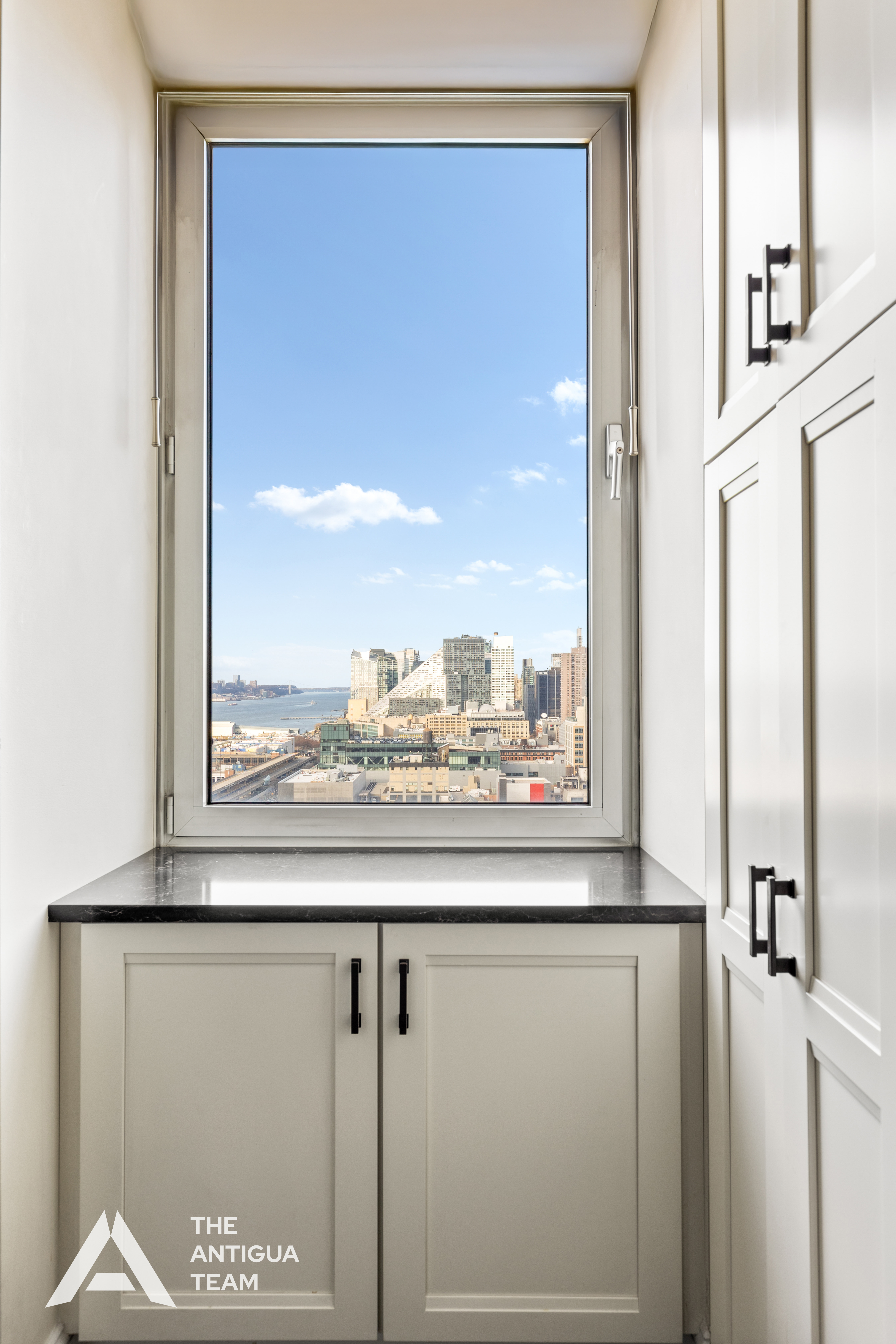 635 West 42nd Street, Unit 23E Manhattan, NY 10036 - Photo 4 of 16 a view of a window