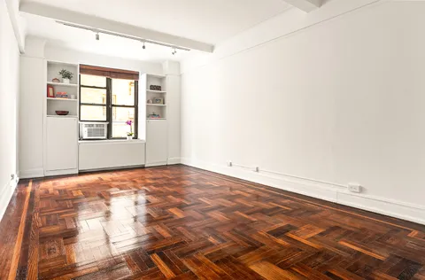 $640,000 | 12 West 72nd Street, Unit 11E | Upper West Side