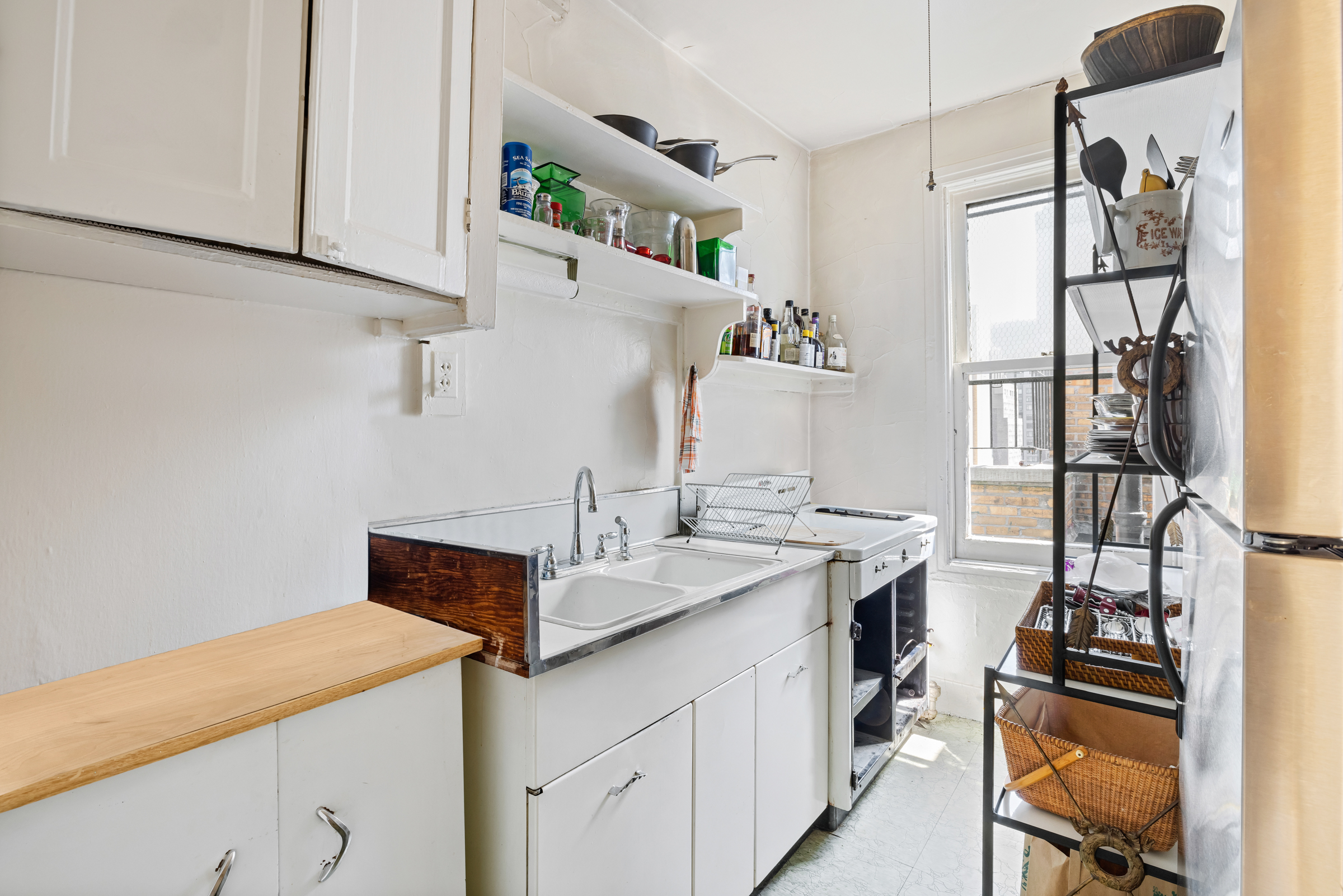 105 East 38th Street, Unit PH10 Manhattan, NY 10016 - Photo 7 of 11 a utility room with cabinets washer and dryer