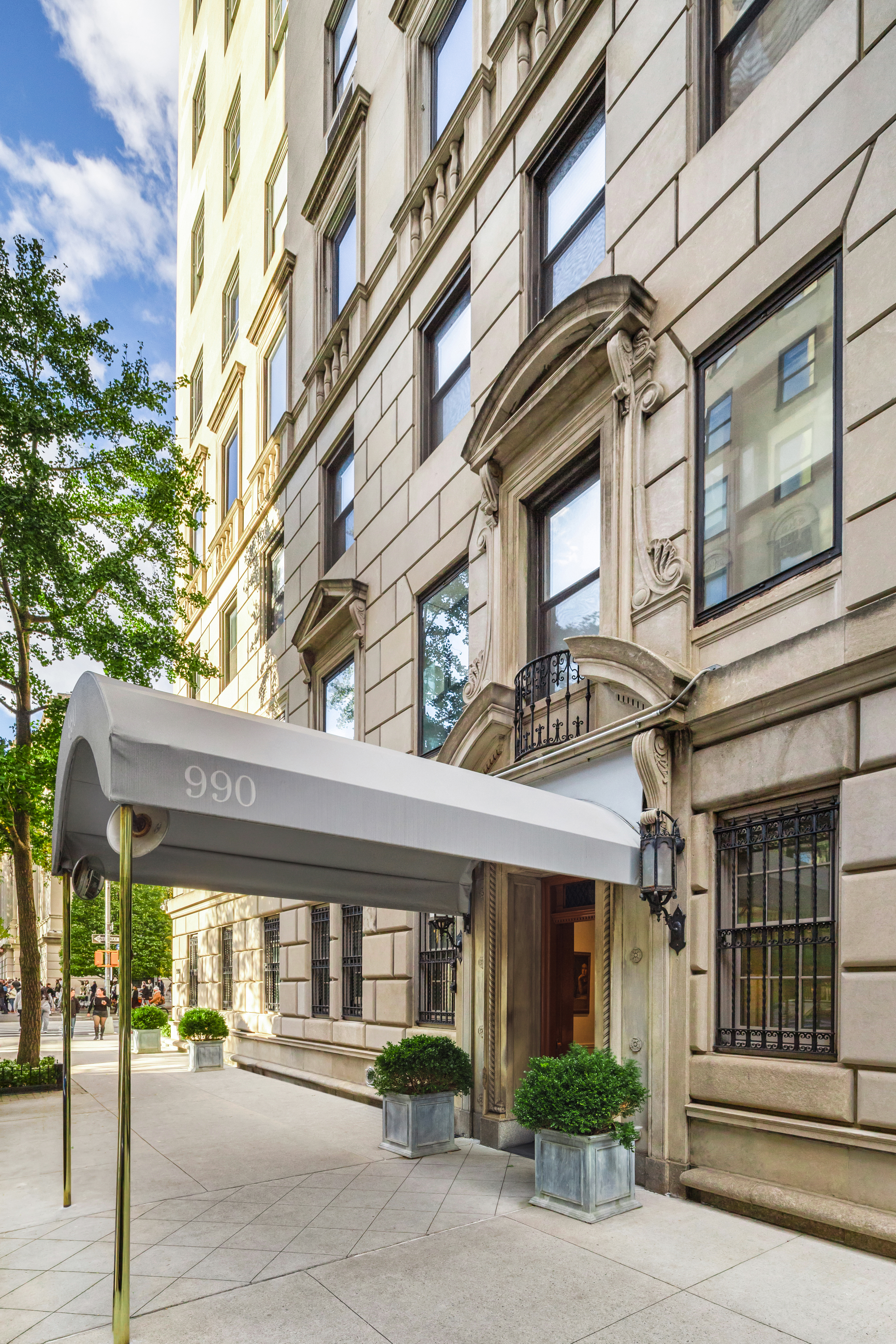 990 5th Avenue, Unit 4/5 Manhattan, NY 10075 - Photo 15 of 18 front view of a building