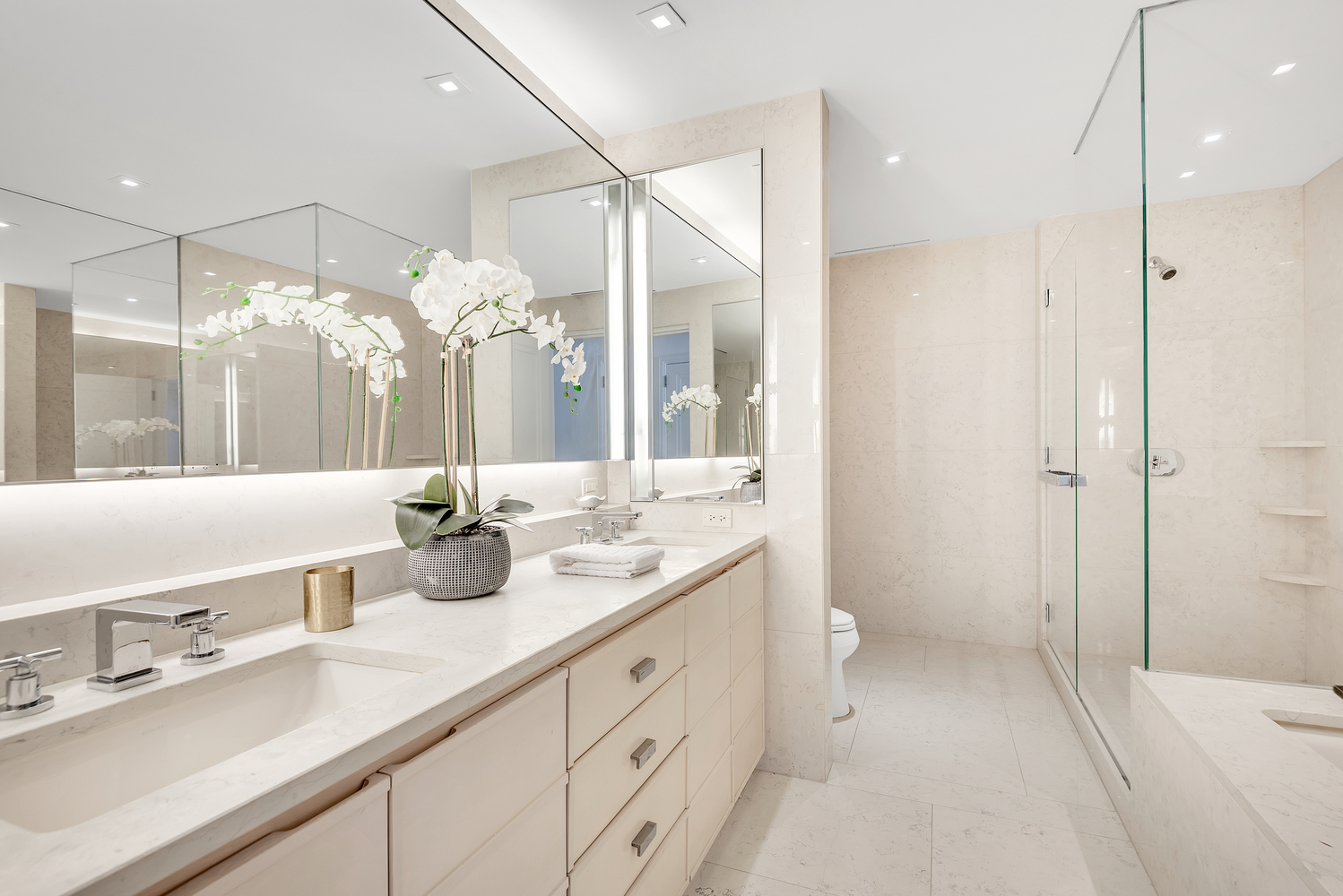 170 East End Avenue, Unit 16B Manhattan, NY 10128 - Photo 11 of 21 a spacious bathroom with double sink and a mirror