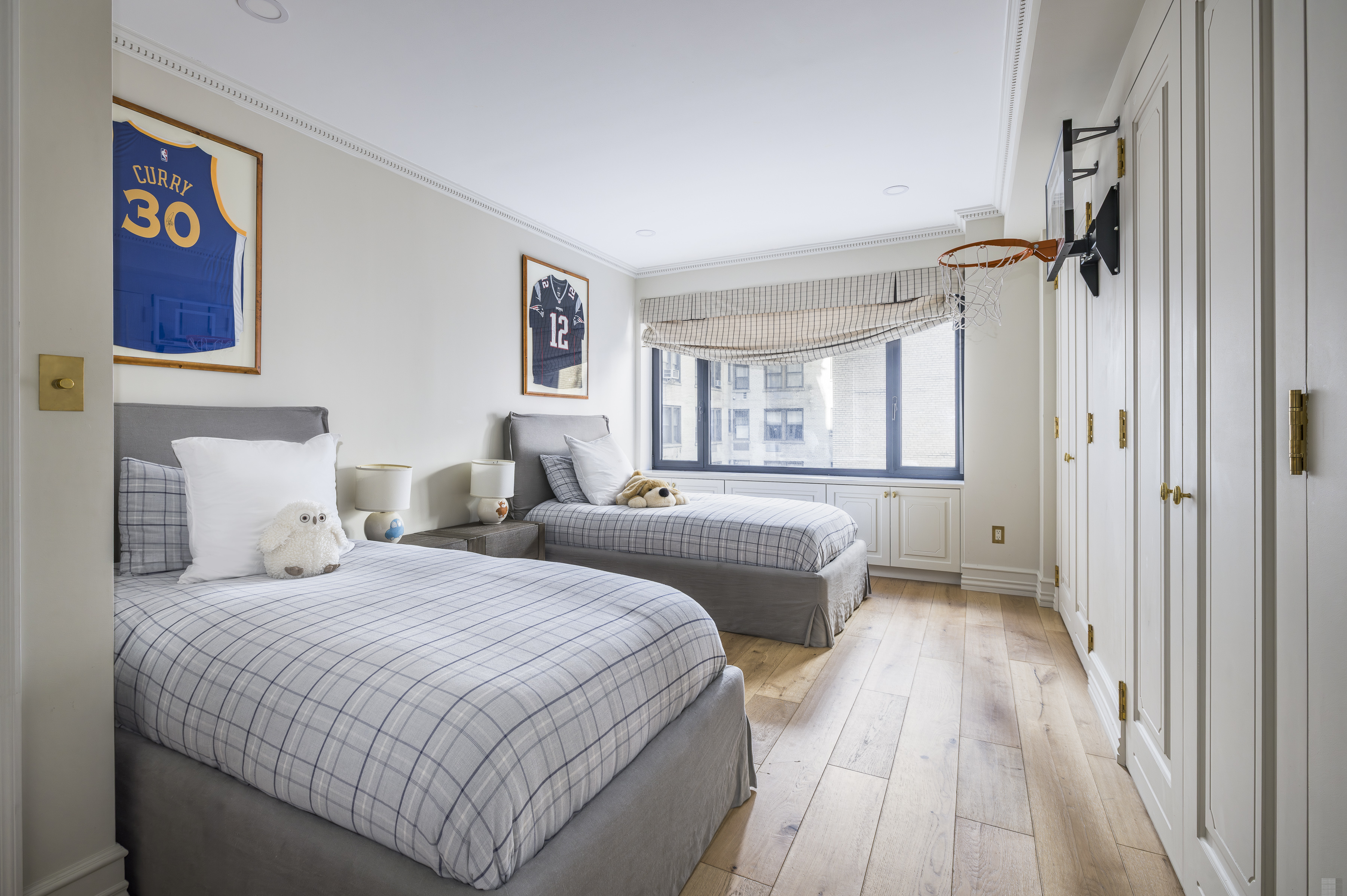 47 East 87th Street, Unit 7A Manhattan, NY 10128 - Photo 15 of 22 a bedroom with a bed and a night stand