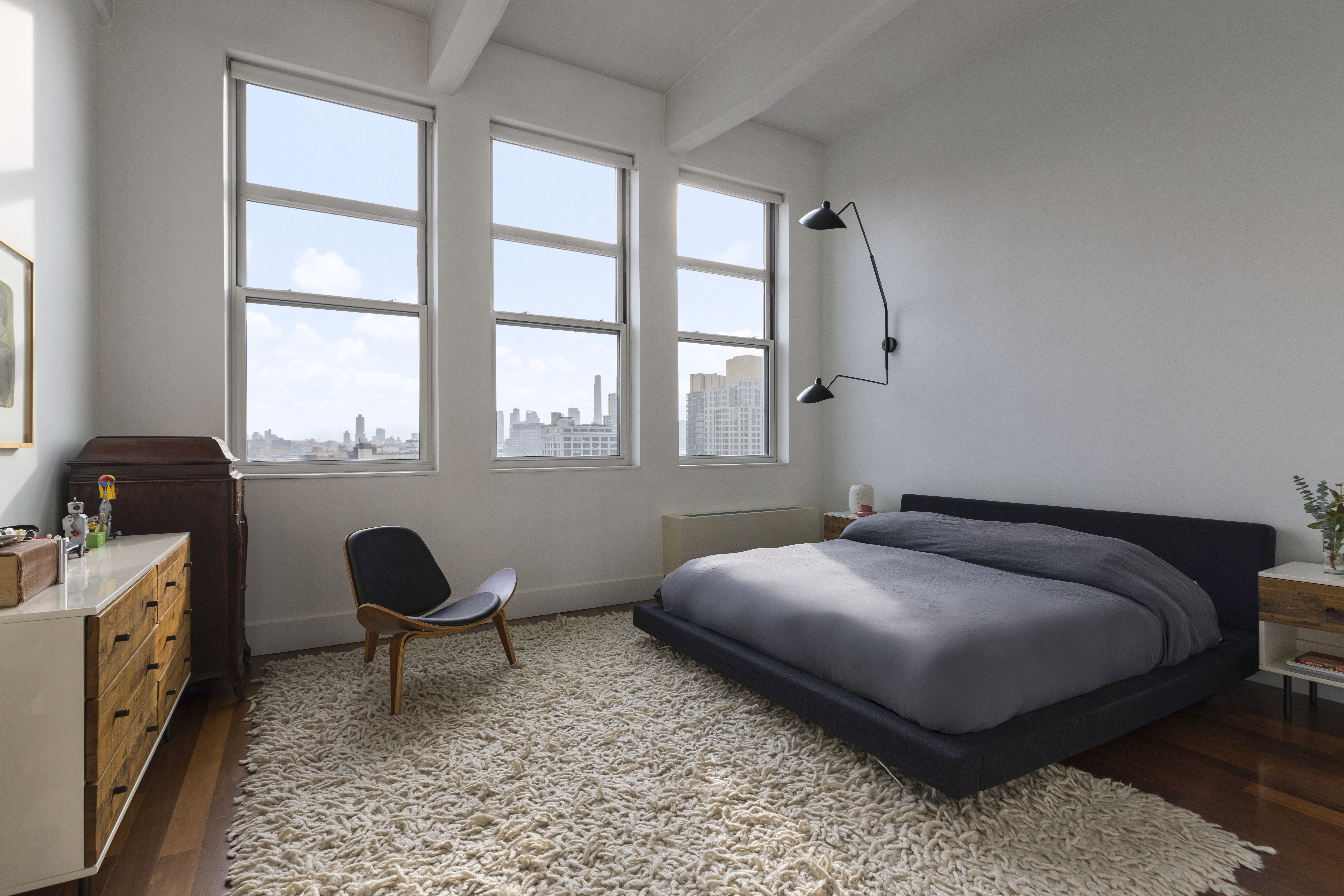 60 Broadway, Unit 8K Brooklyn, NY 11249 - Photo 5 of 10 a bedroom with a bed and a window