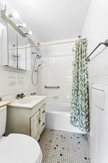 $385,000 | 300 East 71st Street, Unit 15D | Lenox Hill