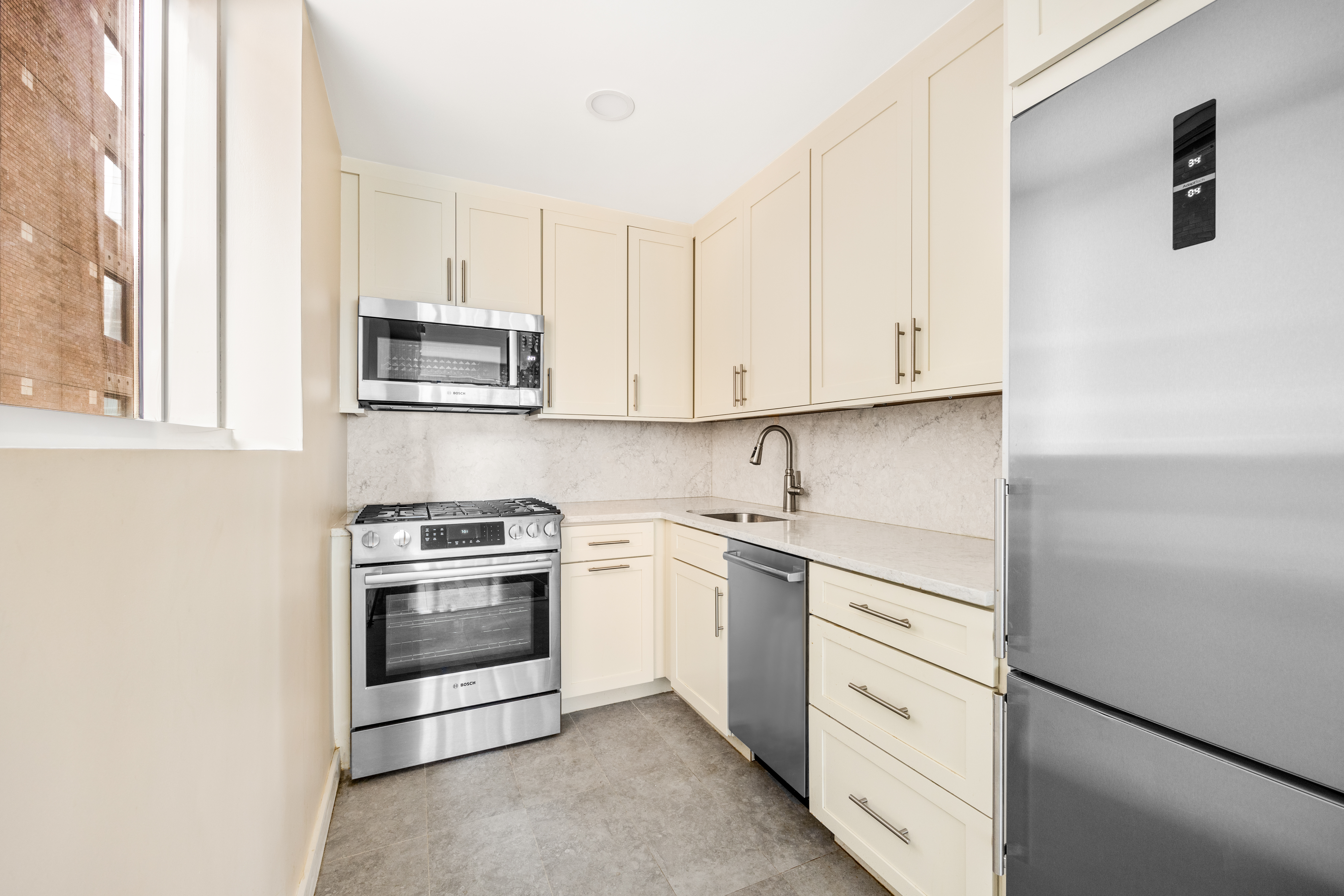 146 West 57th Street, Unit 34F Manhattan, NY 10019 - Photo 2 of 10