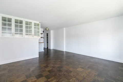$559,000 | 220 East 60th Street, Unit 10A | Lenox Hill