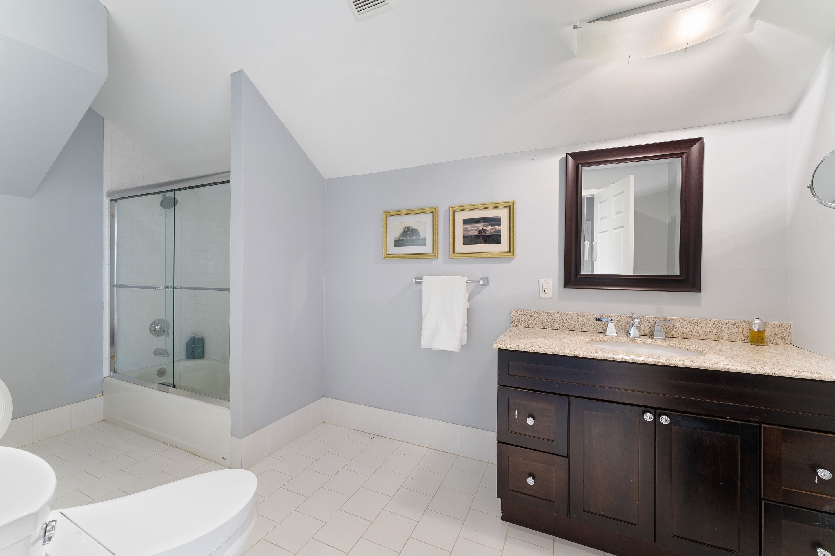 124 Boulder Ridge Road Scarsdale, NY 10583 - Photo 18 of 31 a bathroom with a toilet a sink and mirror