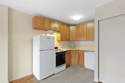 $3,300 | 325 West 51st Street, Unit 5C | Hell's Kitchen