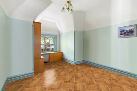 a view of a livingroom with furniture