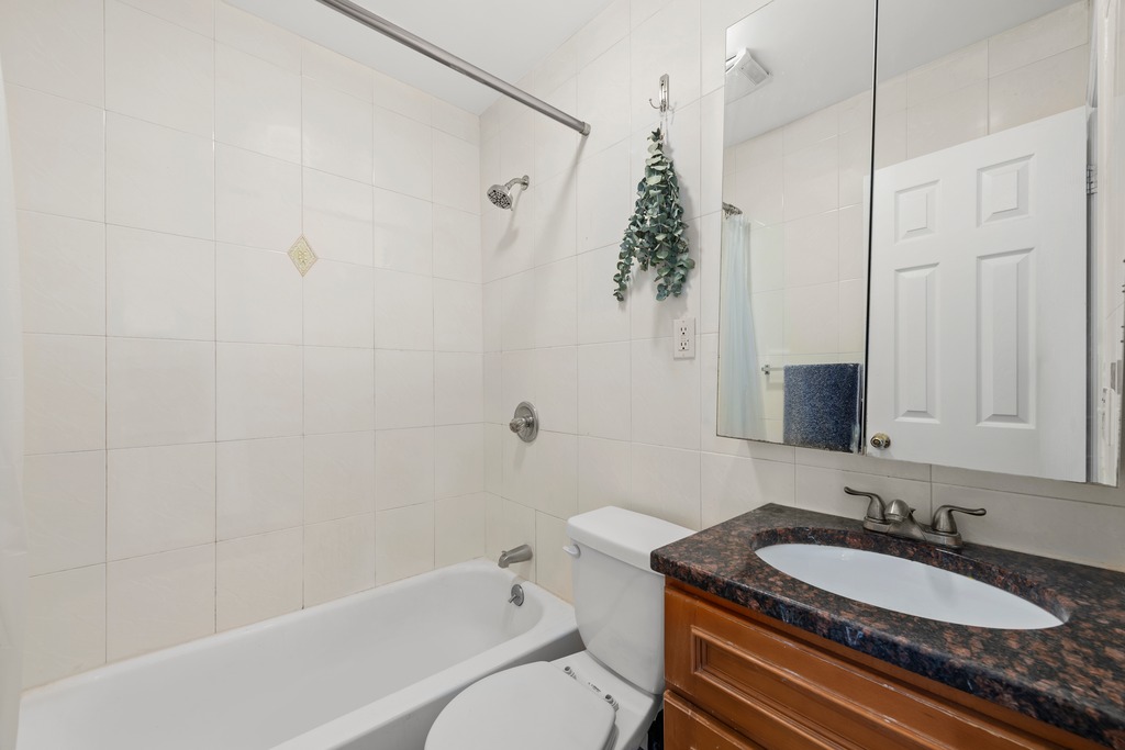 25 Bogart Street, Unit 3N Brooklyn, NY 11206 - Photo 2 of 8