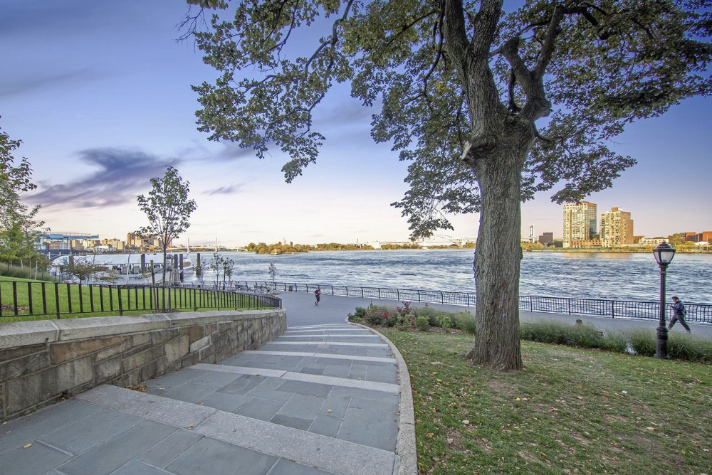180 East End Avenue, Unit 15E Manhattan, NY 10128 - Photo 30 of 31 a view of a garden with a bench