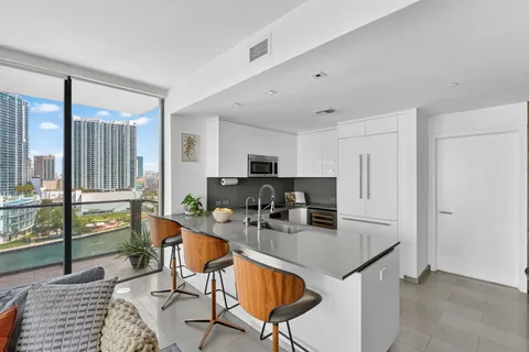 $1,300,000 | 88 Southwest 7th Street, Unit 1012, Miami, FL 33130