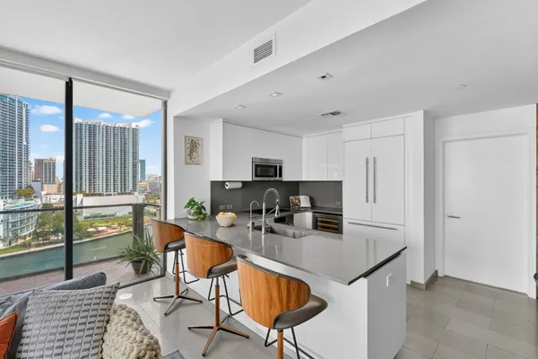 $1,300,000 | 88 Southwest 7th Street, Unit 1012, Miami, FL 33130