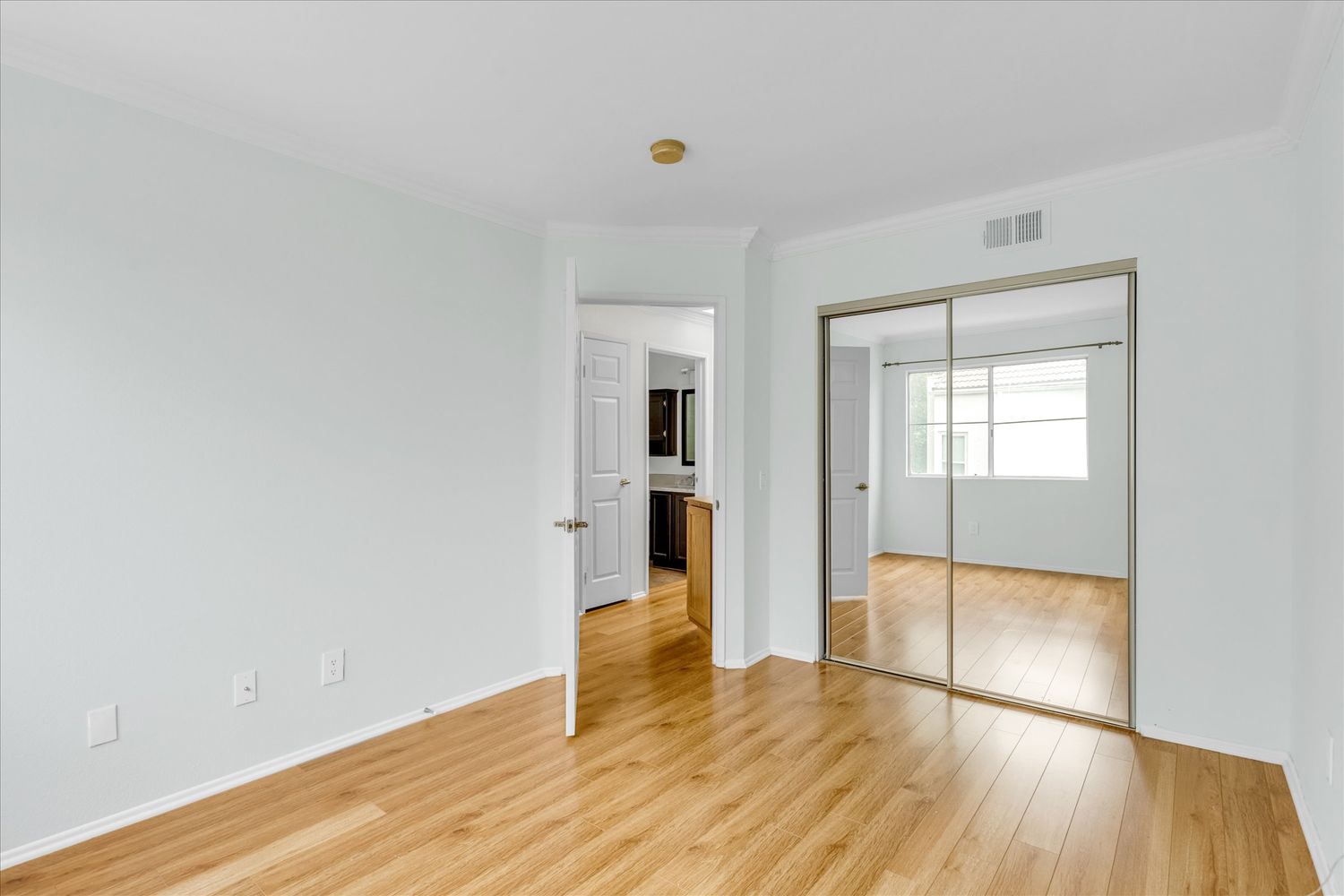 $699,975 | 5545 Sylmar Avenue, Unit 501, Sherman Oaks, CA 91401