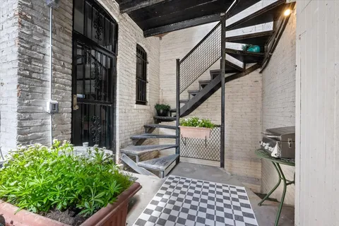 $1,200,000 | 457 West Fullerton Parkway, Unit 2W, Chicago, IL 60614