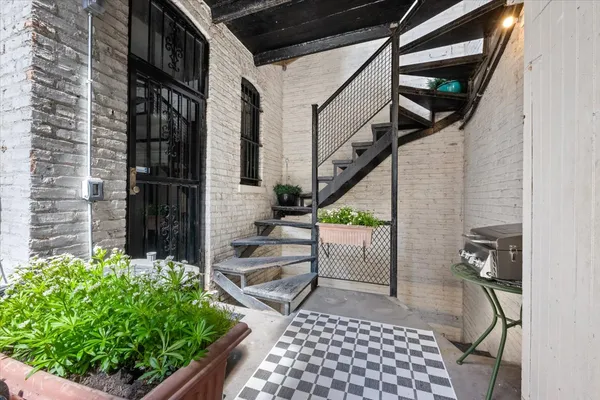 $1,200,000 | 457 West Fullerton Parkway, Unit 2W, Chicago, IL 60614