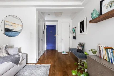 $930,000 | 41 West 72nd Street, Unit 6B | Upper West Side