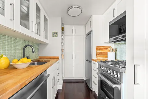 $1,100,000 | 111 Hicks Street, Unit 14H | Brooklyn Heights