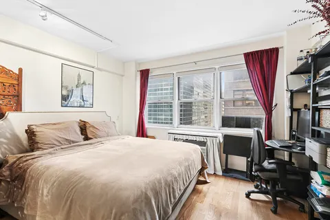 $329,000 | 321 East 45th Street, Unit 9F | Midtown East