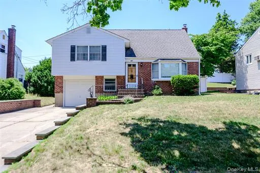 $799,000 | 87 Central Park Road, Plainview, NY 11803