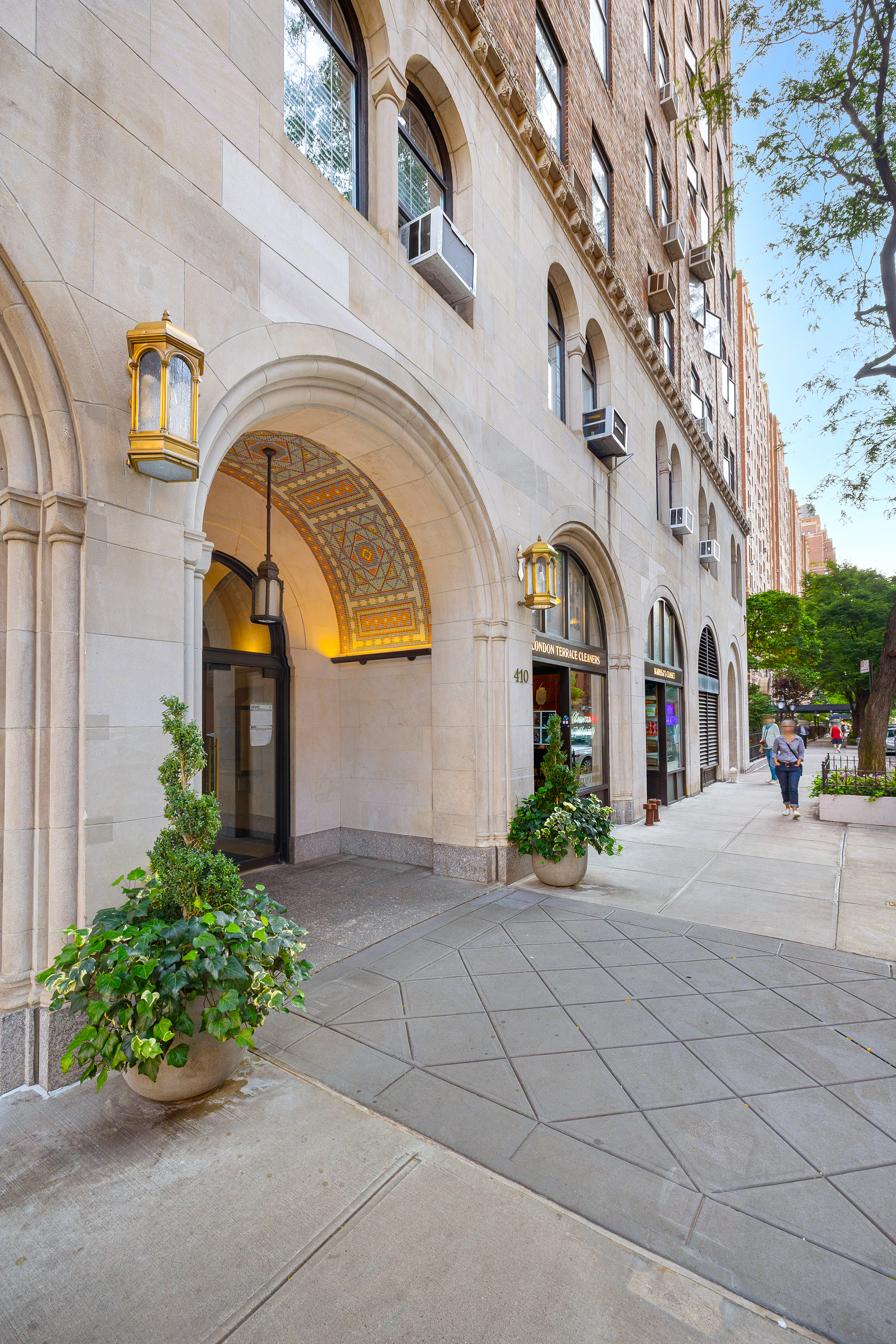 410 West 24th Street, Unit 8F Manhattan, NY 10011 - Photo 15 of 16 a front view of a house with garden