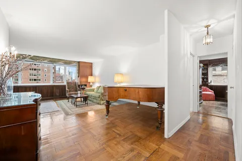 $1,590,000 | 30 West 60th Street, Unit 11M | Upper West Side