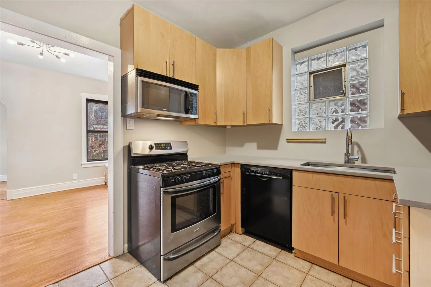 $375,000 | 1501 West Cornelia Avenue, Unit 2, Chicago, IL 60657