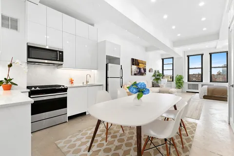 $899,000 | 315 7th Avenue, Unit 16C | Chelsea