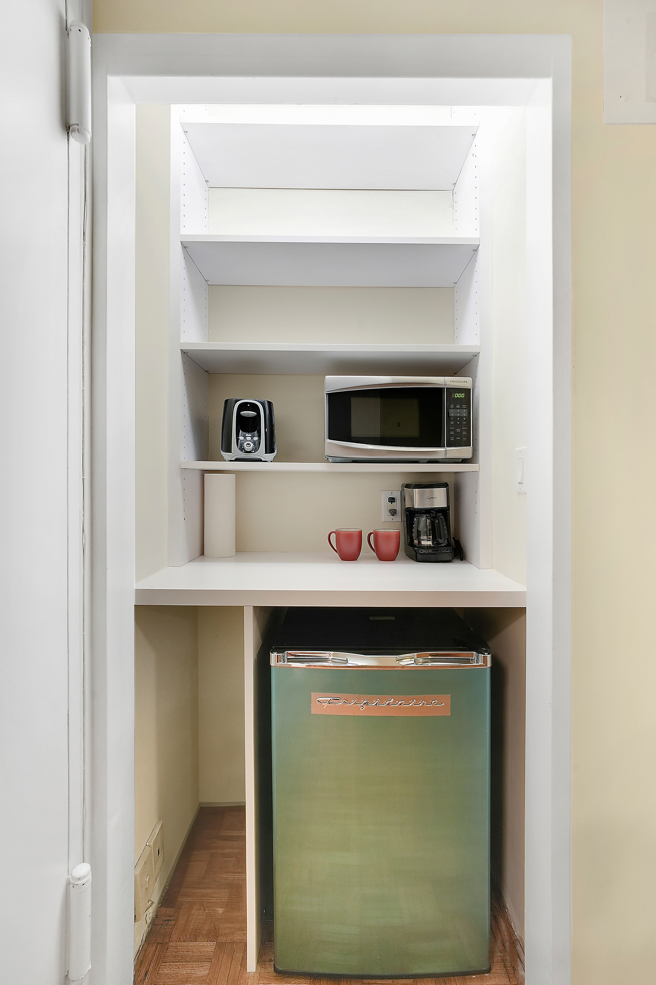 475 Park Avenue, Unit 3D5 Manhattan, NY 10022 - Photo 10 of 18 a utility room with washer and dryer