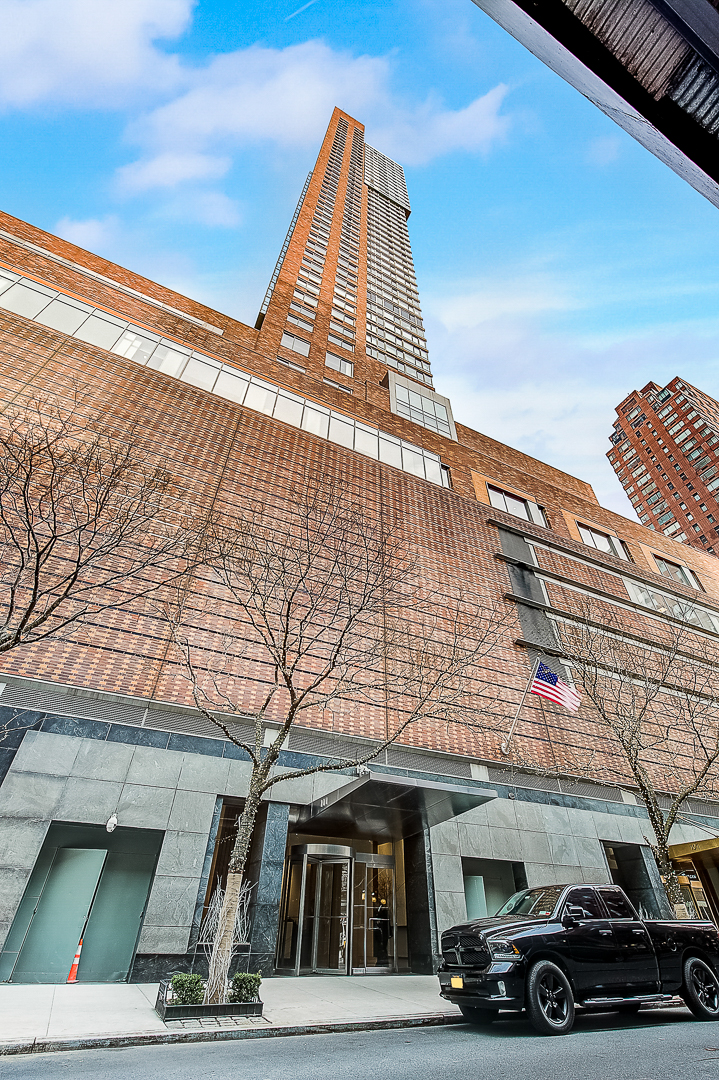 111 West 67th Street, Unit 24L Manhattan, NY 10023 - Photo 5 of 6 Gallery Image 5