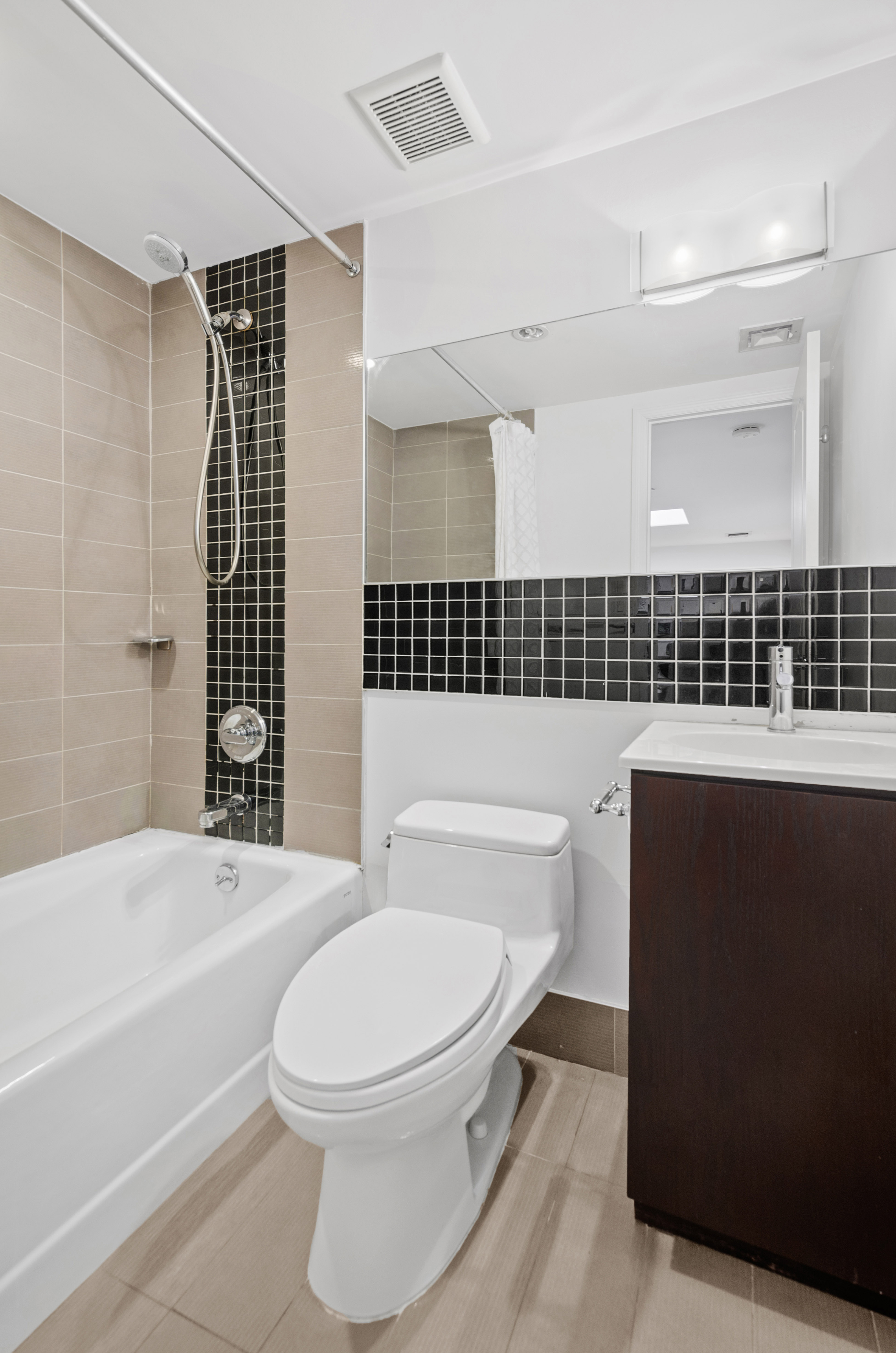 84 Eagle Street, Unit 2D Brooklyn, NY 11222 - Photo 8 of 10 a bathroom with a toilet a sink and bathtub