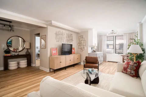 $940,000 | 60 East 9th Street, Unit 640 | Greenwich Village