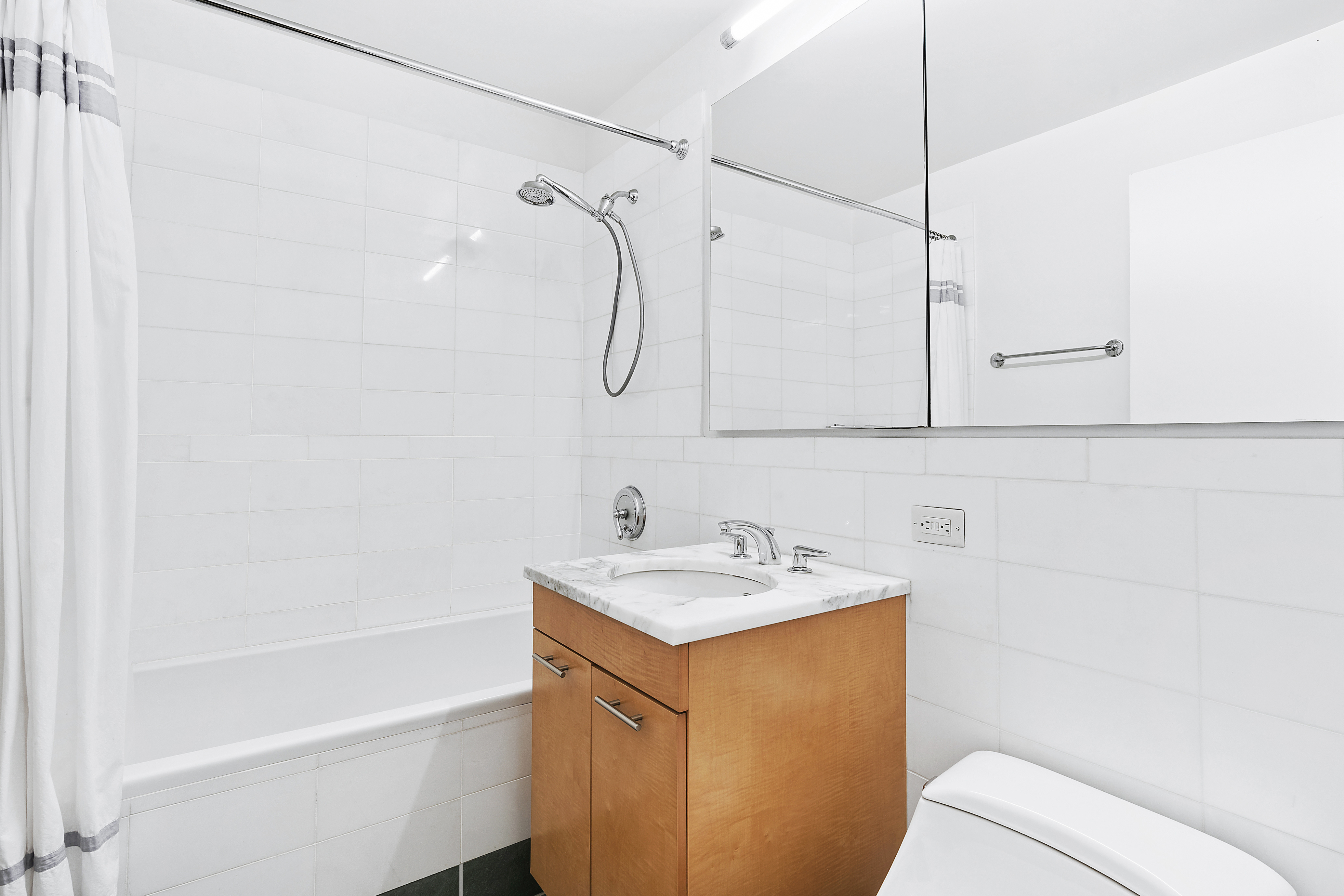 230 Ashland Place, Unit 8C Brooklyn, NY 11217 - Photo 4 of 5 a bathroom with a sink a toilet and a bathtub