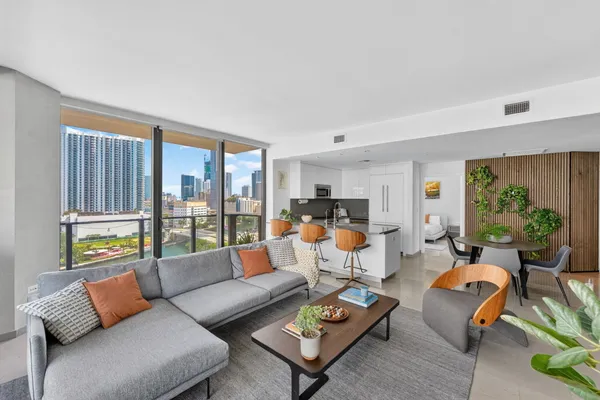 $1,300,000 | 88 Southwest 7th Street, Unit 1012, Miami, FL 33130