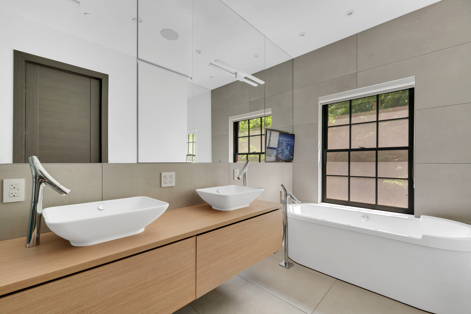 440 West 20th Street Manhattan, NY 10011 - Photo 9 of 20 a bathroom with a sink and a bathtub