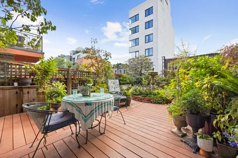 $899,000 | 607 Manhattan Avenue, Unit 2 | Greenpoint