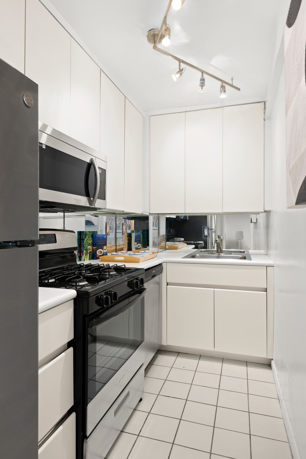 360 West 22nd Street, Unit 5H Manhattan, NY 10011 - Photo 5 of 13