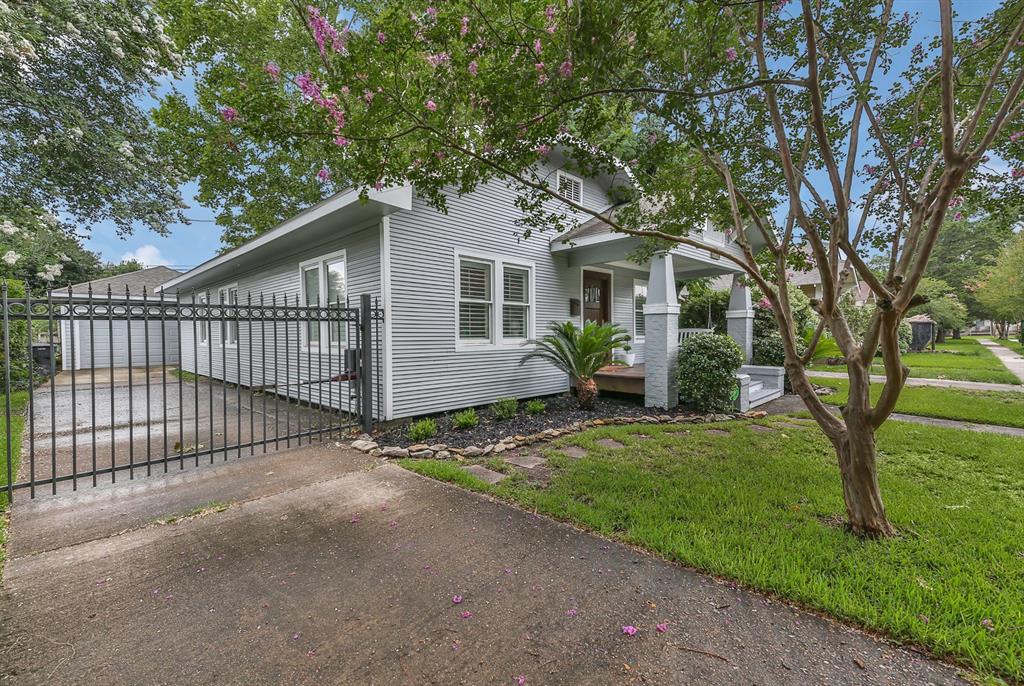 1120 Winston Street Houston, TX 77009 - Photo 4 of 29 a front view of a house with garden