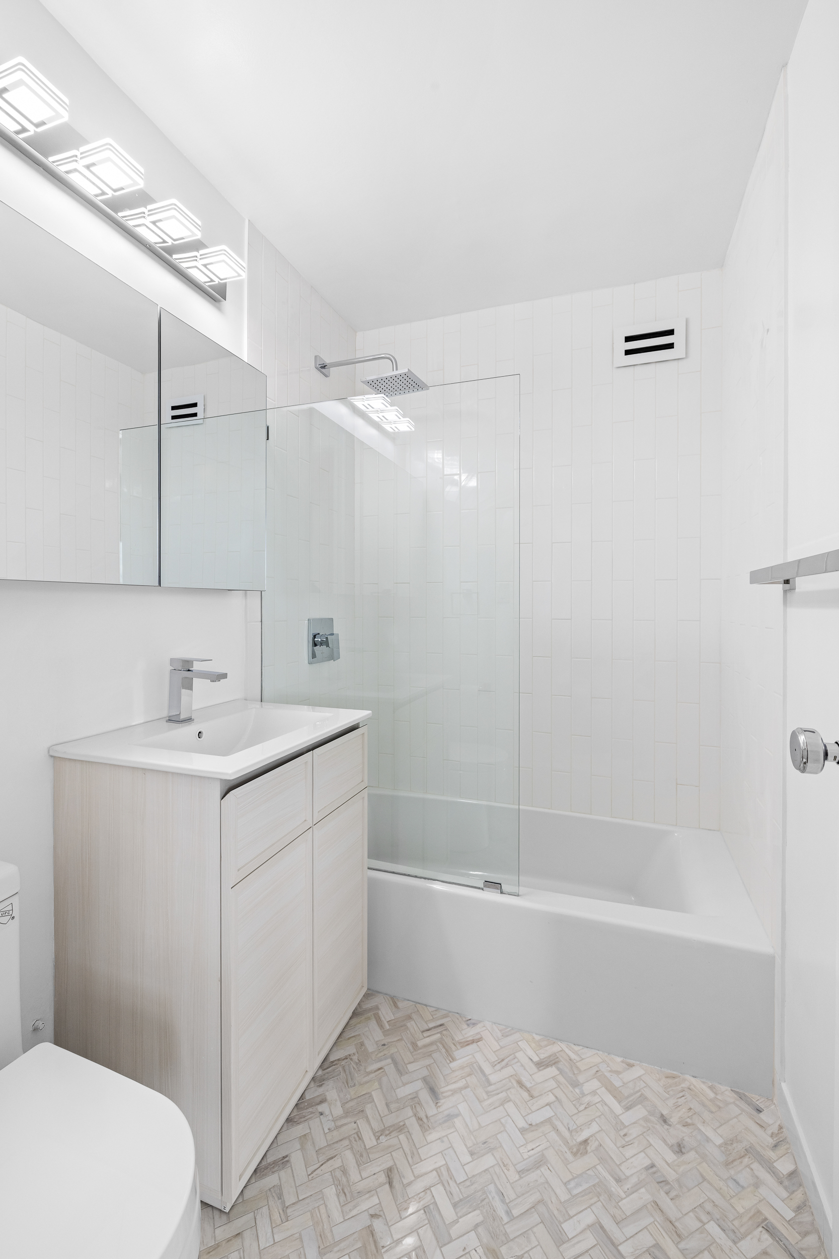 166 East 61st Street, Unit 18E Manhattan, NY 10065 - Photo 7 of 11