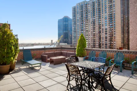 $455,000 | 305 East 40th Street, Unit 14V | Murray Hill
