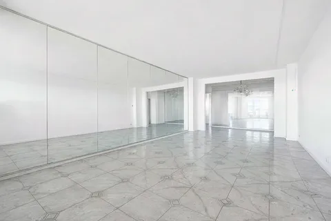 $950,000 | 370 Ocean Parkway, Unit 8H | Kensington