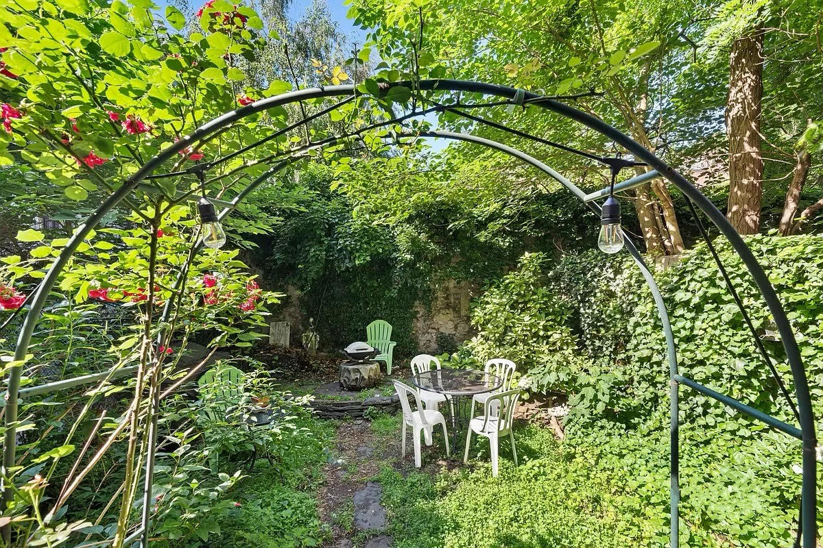 88 East 3rd Street, Unit 15 Manhattan, NY 10003 - Photo 6 of 6 a backyard of a house with table and chairs