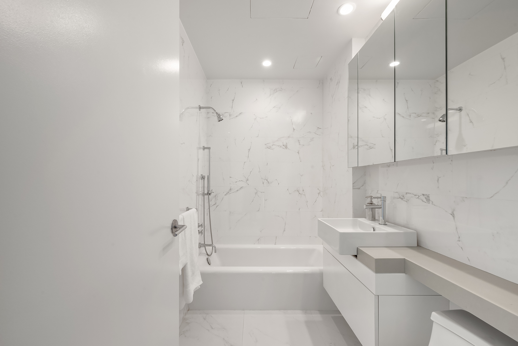 301 East 61st Street, Unit 17A Manhattan, NY 10065 - Photo 14 of 16