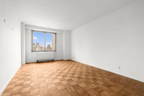 $895,000 | 300 East 74th Street, Unit 20E | Lenox Hill