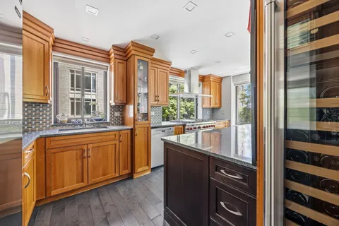 $2,700,000 | 10 East End Avenue, Unit 4JK | Upper East Side