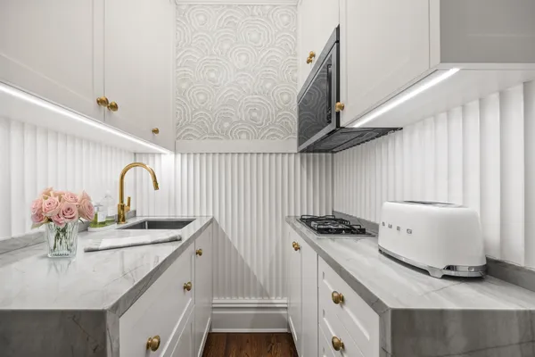 $999,000 | 23 East 74th Street, Unit 7E | Lenox Hill