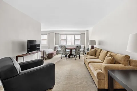 $565,000 | 123 East 75th Street, Unit 5C | Lenox Hill